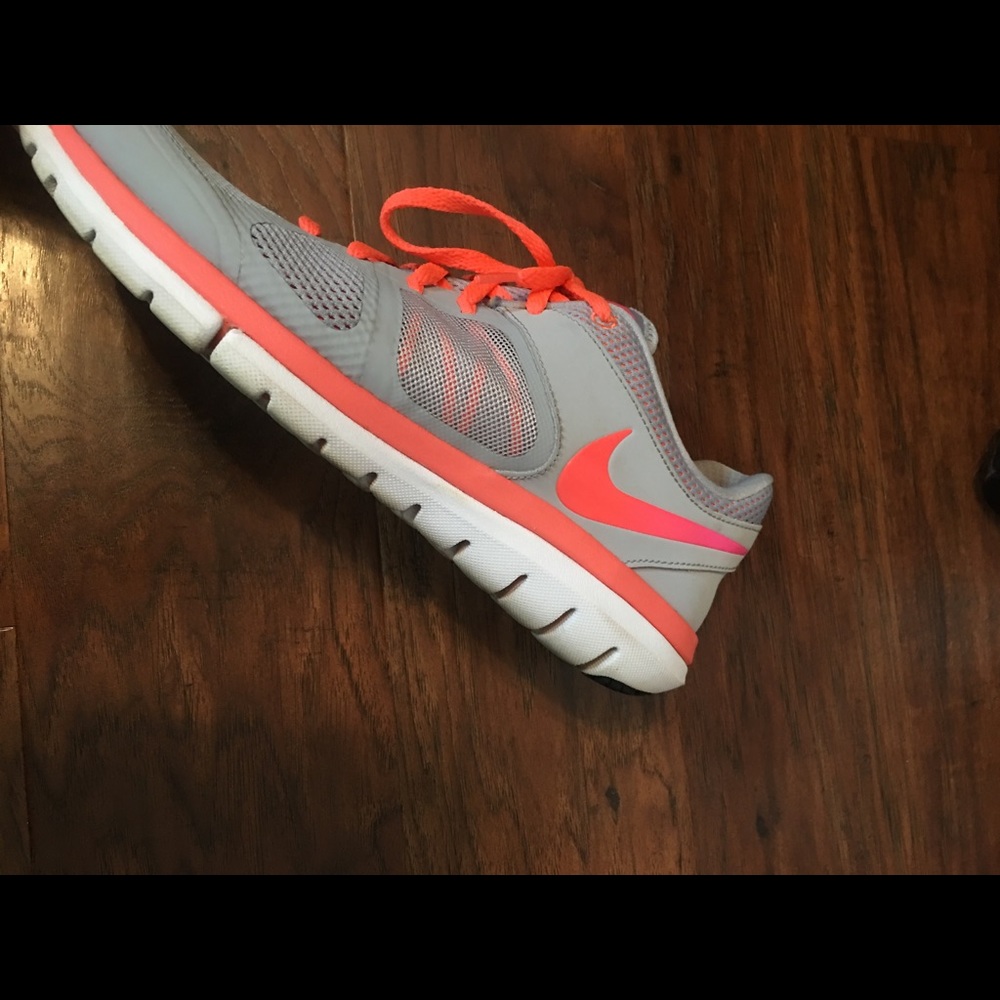 NIKE RUNNING SHOES - Picture 2 of 3